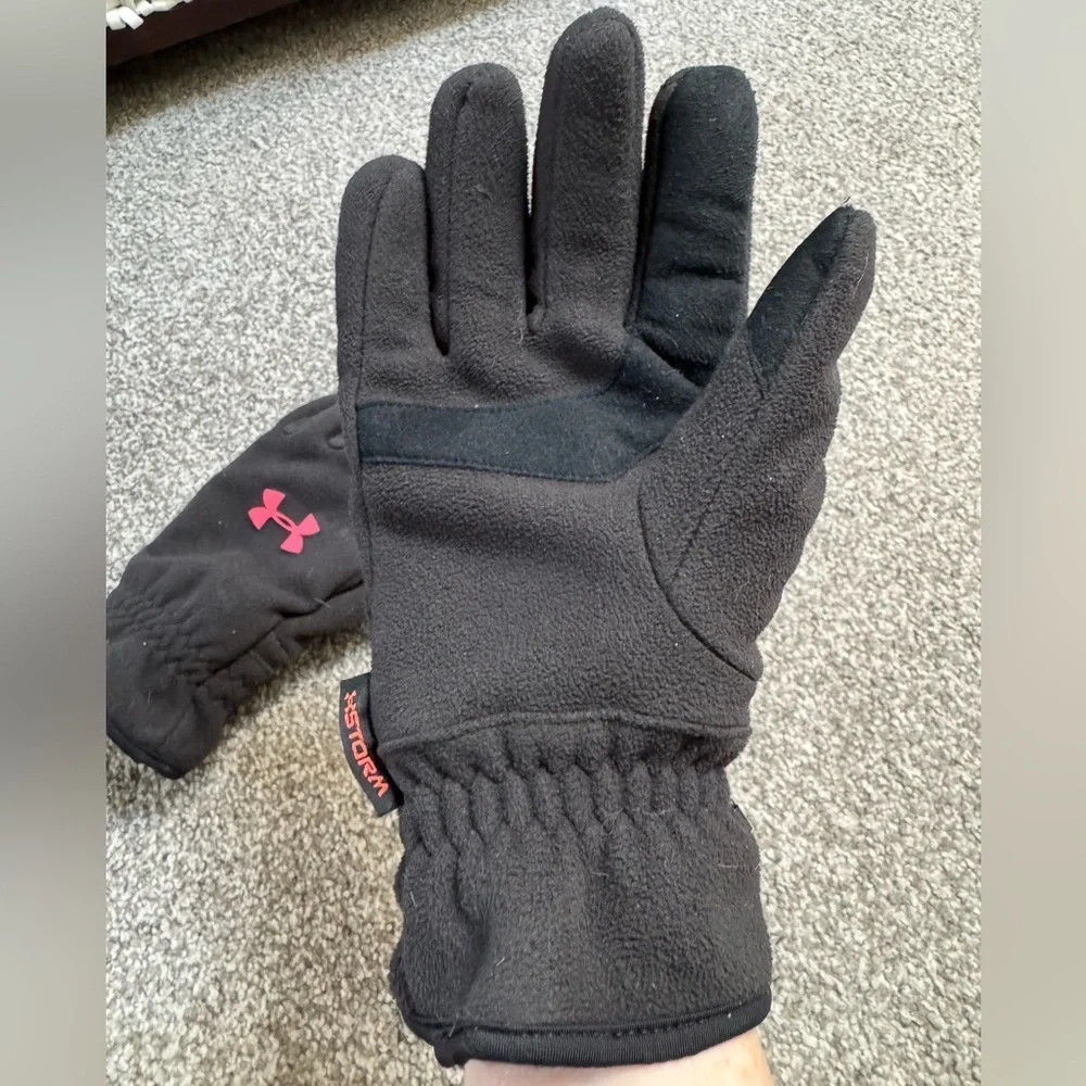 Gloves Under Armour Women’s Black Storm Fleece Gloves with Pink Logo Accent